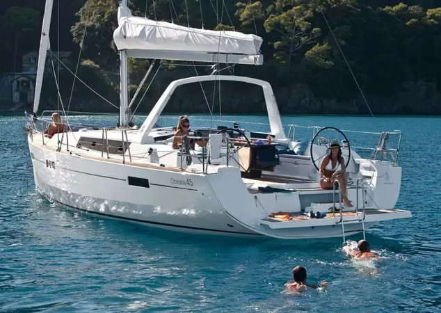 2019 Beneteau Oceanis 45 zu chartern (photo 2)