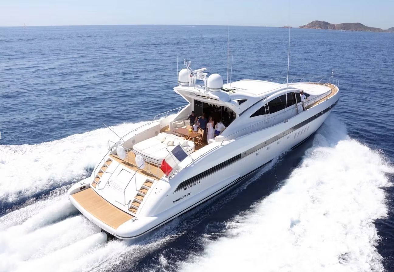 2010 Mangusta 92 for charter (photo 2)