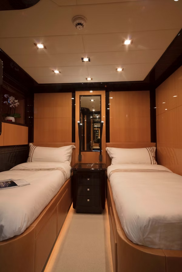 2010 Mangusta 92 for charter (photo 4)