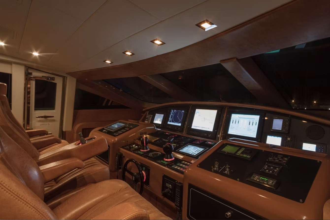 2010 Mangusta 92 for charter (photo 6)