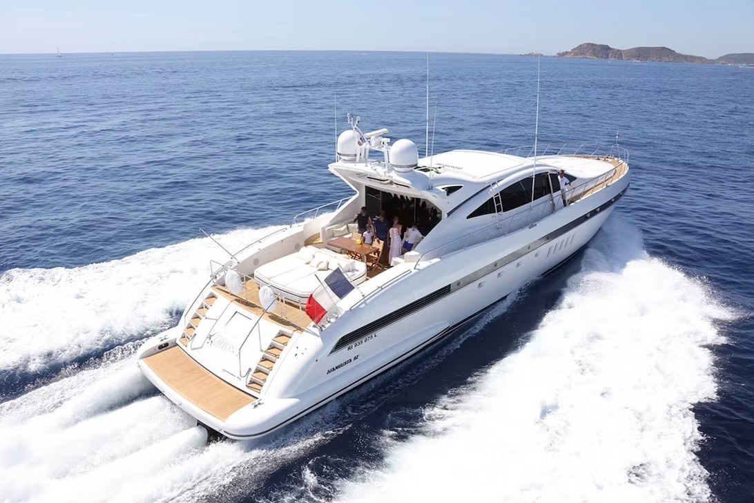2010 Mangusta 92 for charter (photo 12)