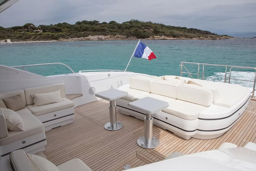 2010 Mangusta 92 for charter (photo 14)