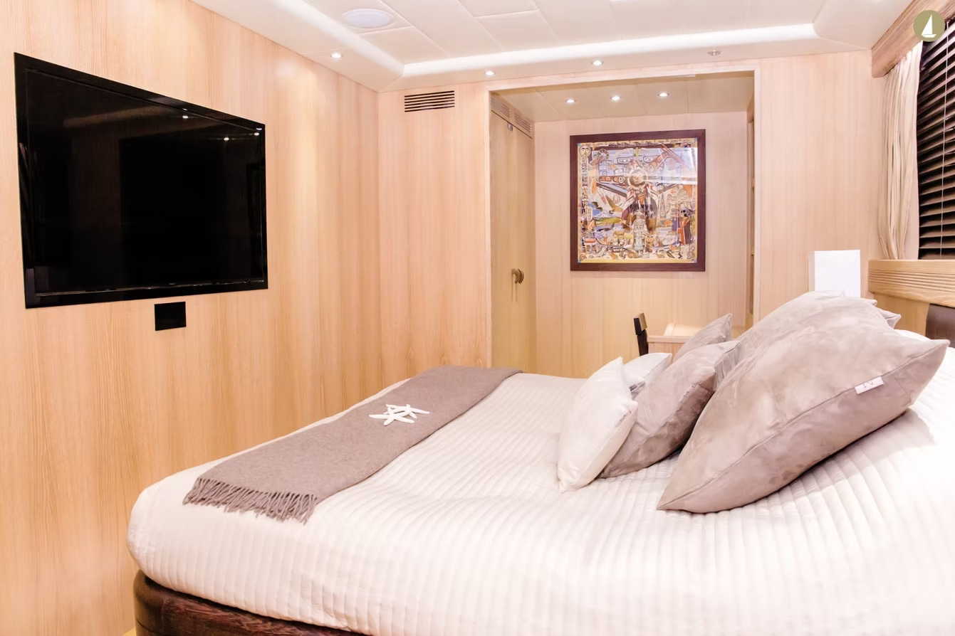 2008 Mangusta 108 for charter (photo 3)