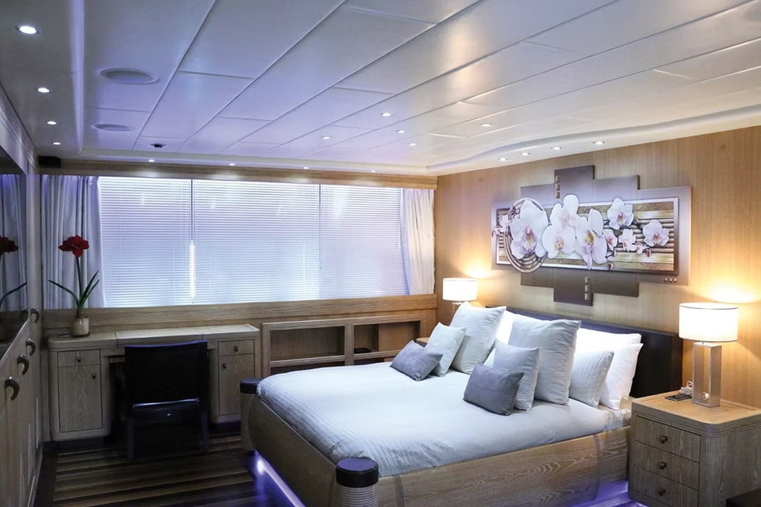 2008 Mangusta 108 for charter (photo 4)