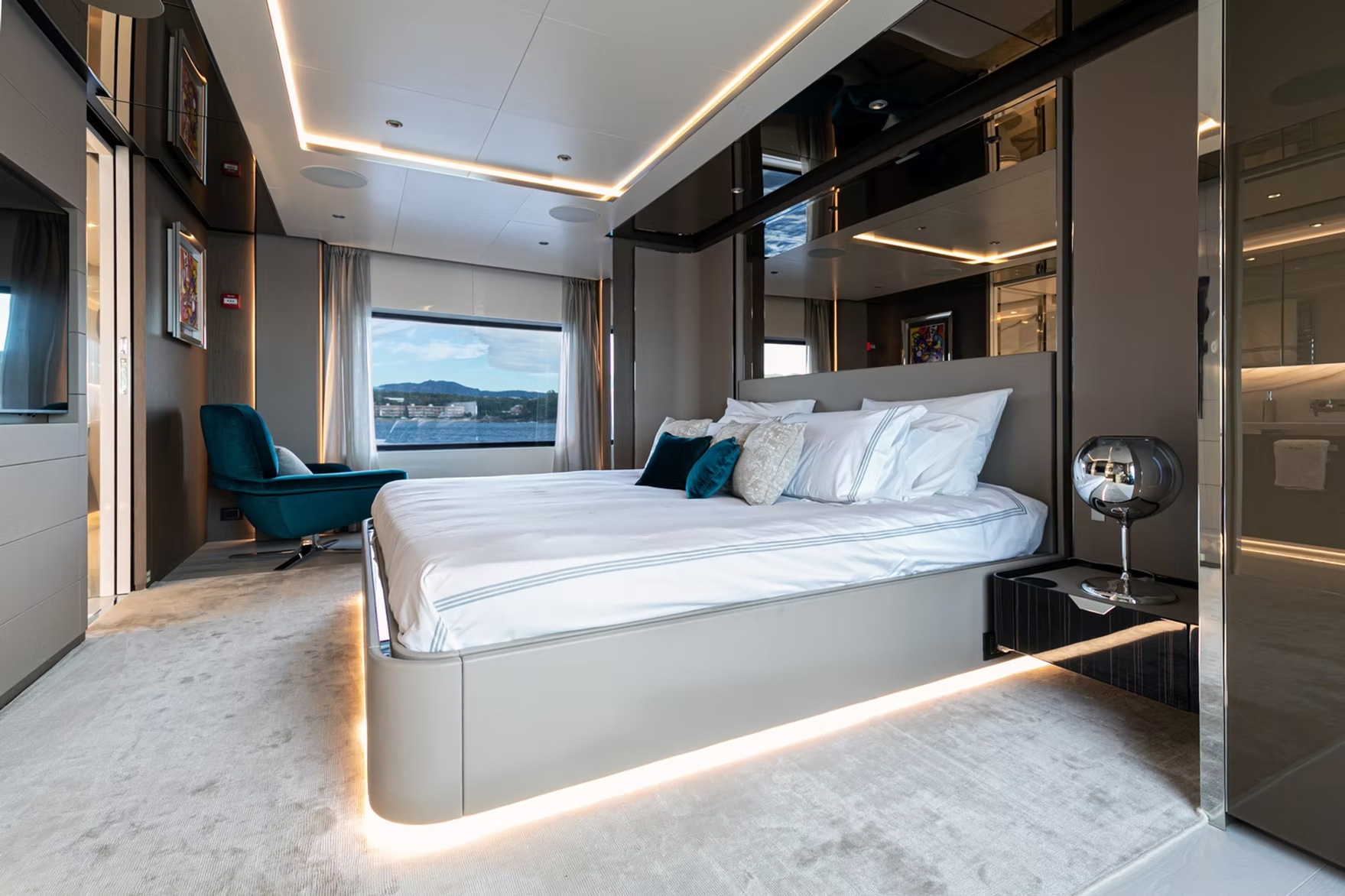 2019 Custom Line 106 na czarter (photo 13)