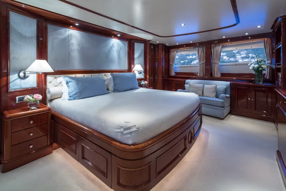 2000 Benetti 35 for charter (photo 6)