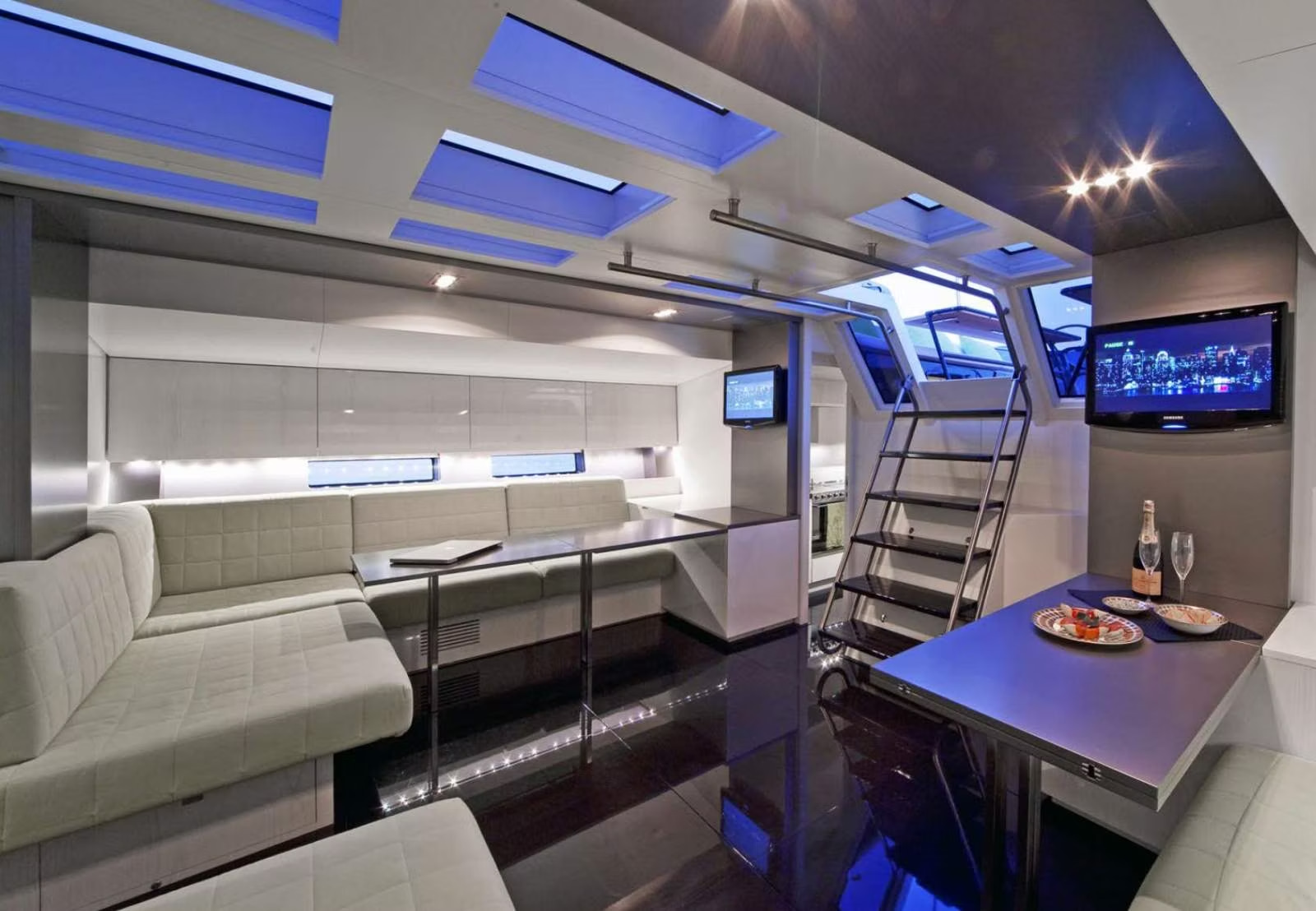 2004 Wally 80 for charter (photo 10)