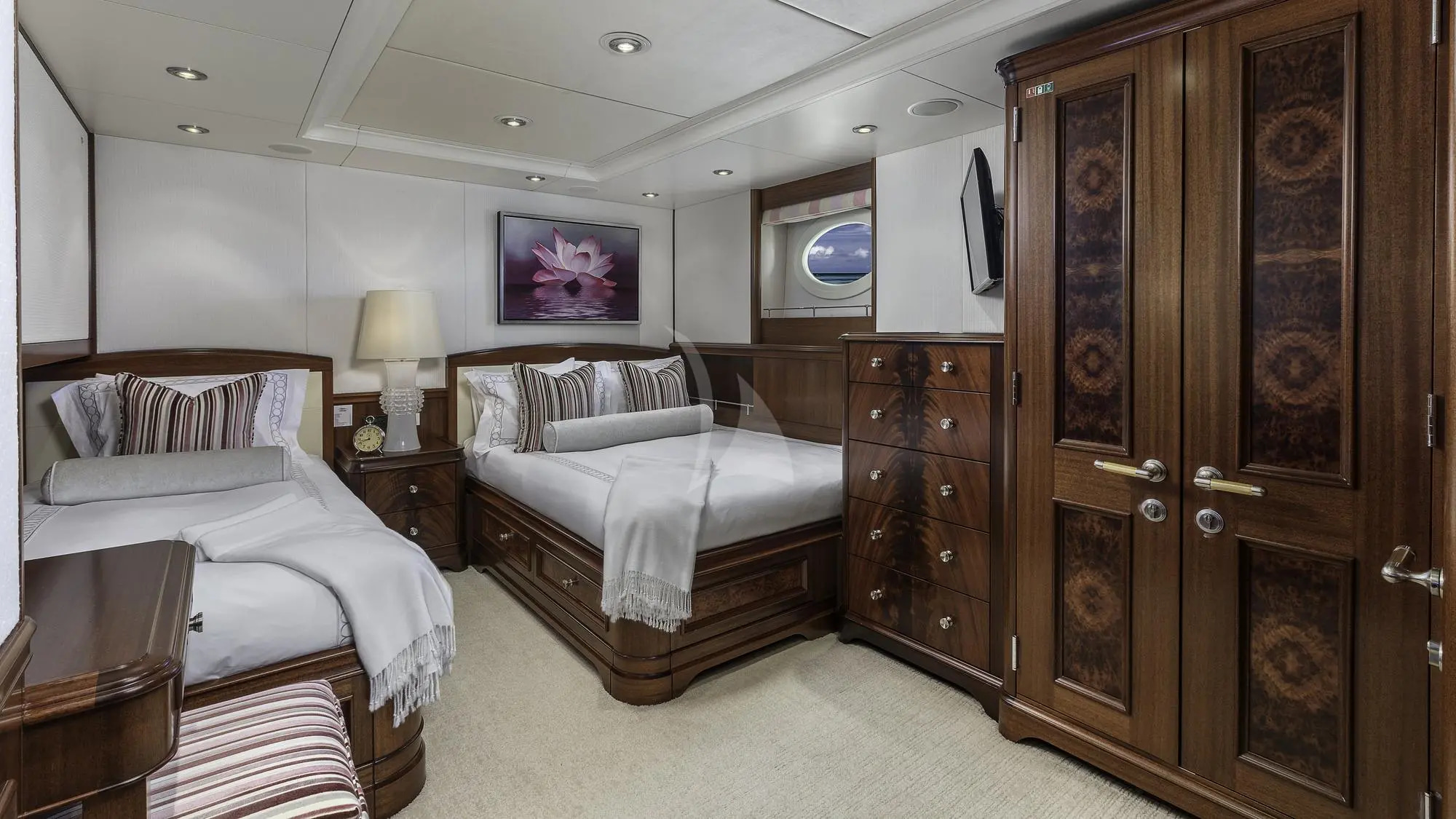 2009 Delta Marine Avalon for charter (photo 22)