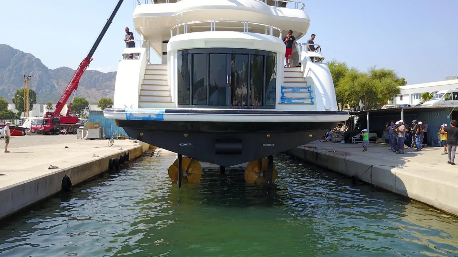 2017 CMB Yachts Liquid Sky te huur (photo 4)