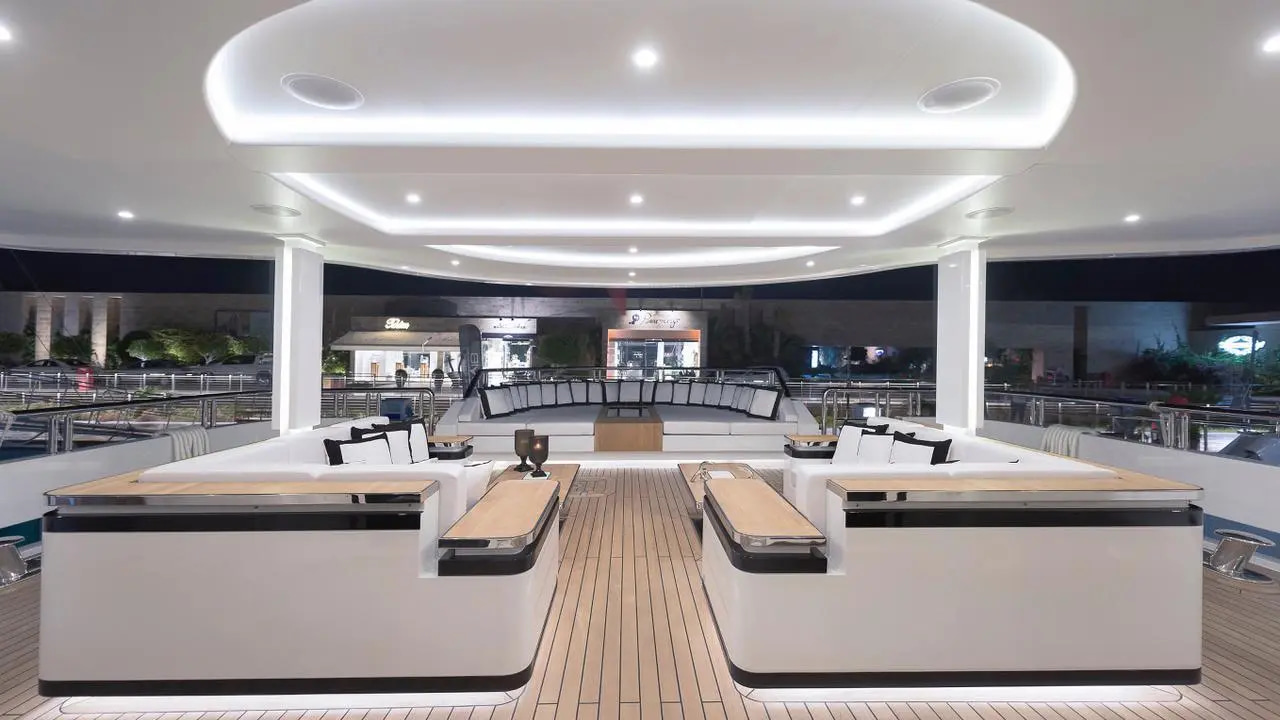 2017 CMB Yachts Liquid Sky te huur (photo 8)