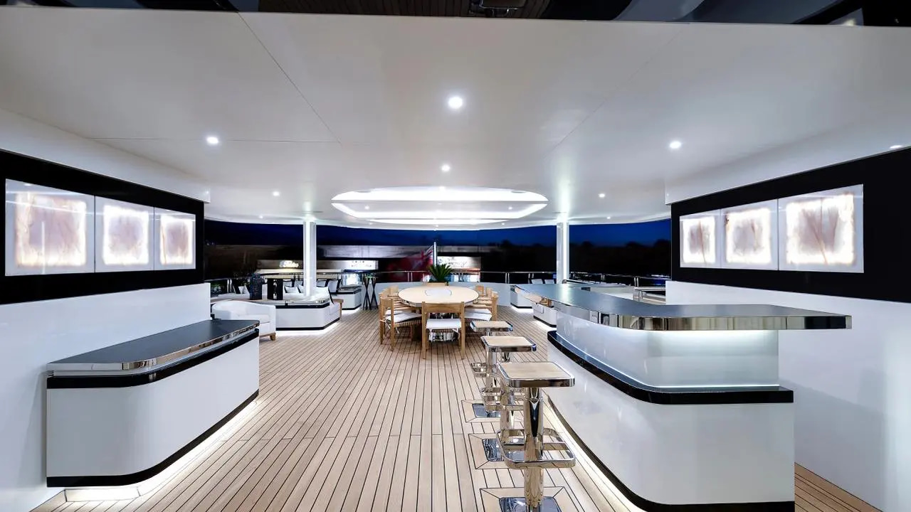 2017 CMB Yachts Liquid Sky te huur (photo 9)
