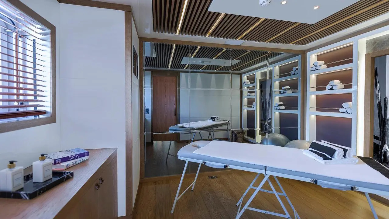 2017 CMB Yachts Liquid Sky te huur (photo 10)