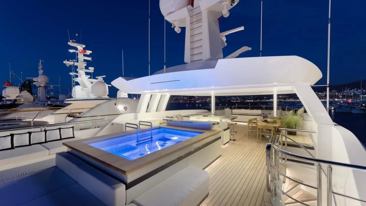 2017 CMB Yachts Liquid Sky te huur (photo 24)
