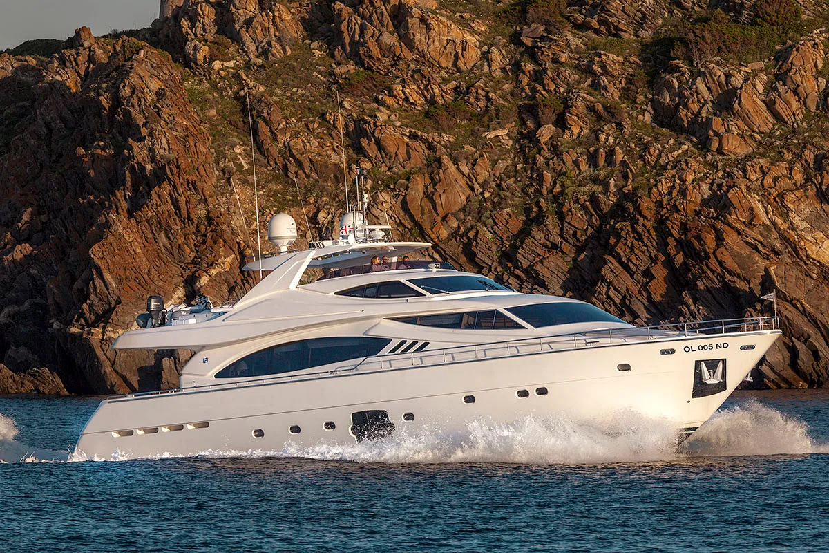 2012 Ferretti 881 RPH en alquiler (photo 3)