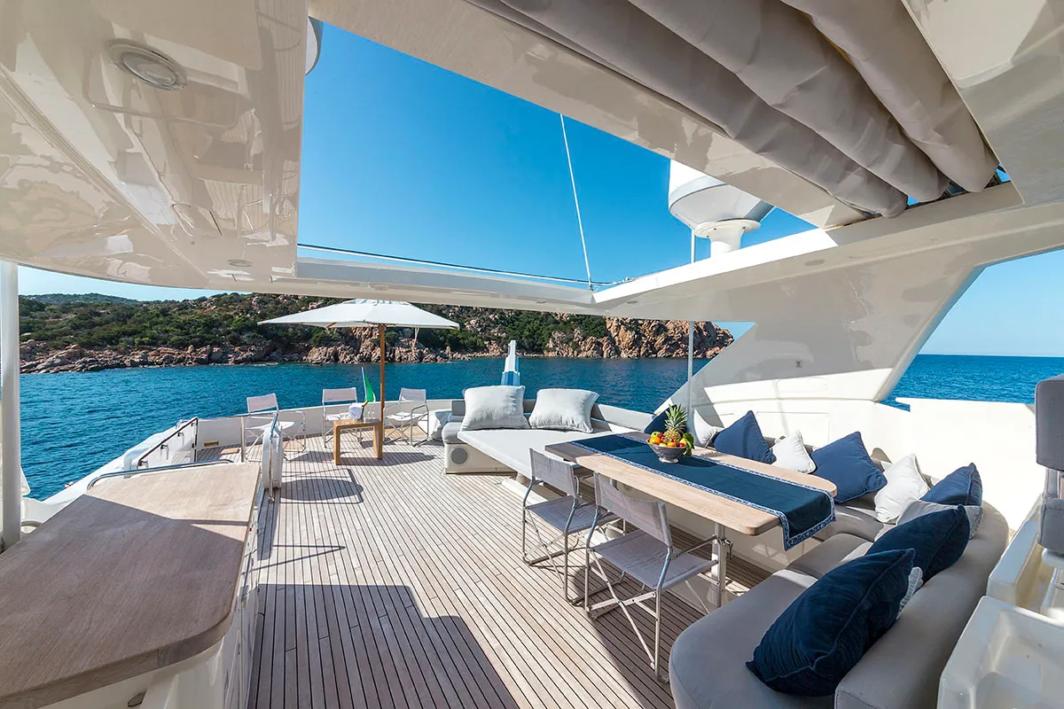 2012 Ferretti 881 RPH en alquiler (photo 4)