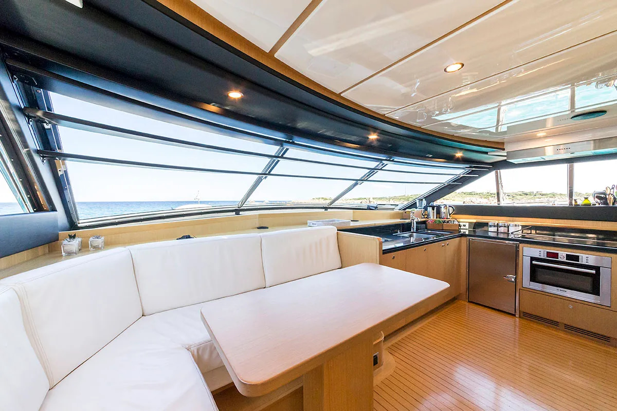 2012 Ferretti 881 RPH en alquiler (photo 12)