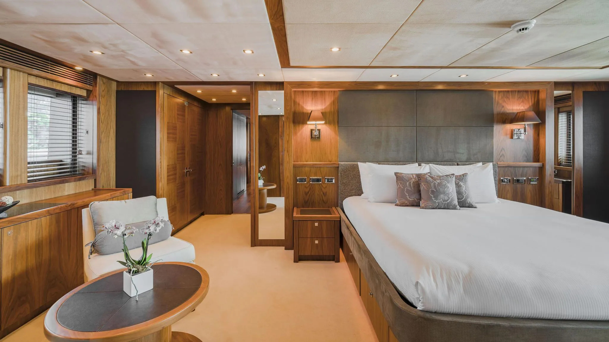 2008 Sunseeker 121 for charter (photo 5)