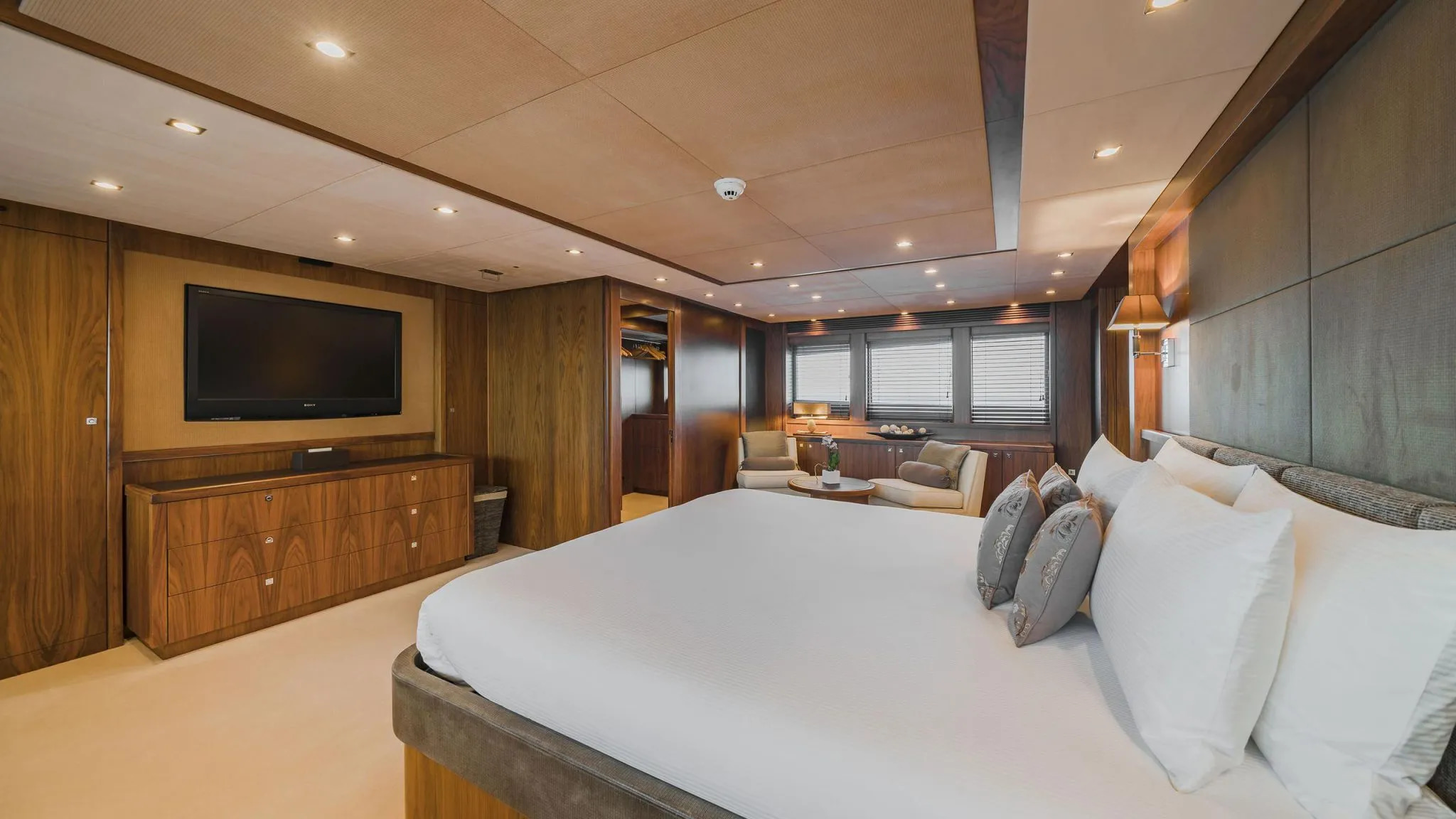 2008 Sunseeker 121 for charter (photo 6)