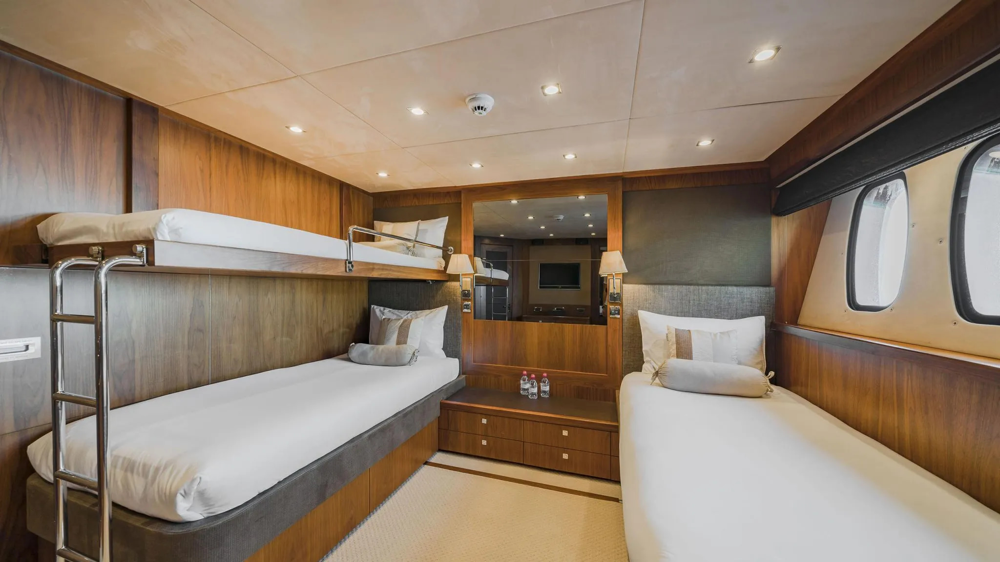2008 Sunseeker 121 for charter (photo 7)