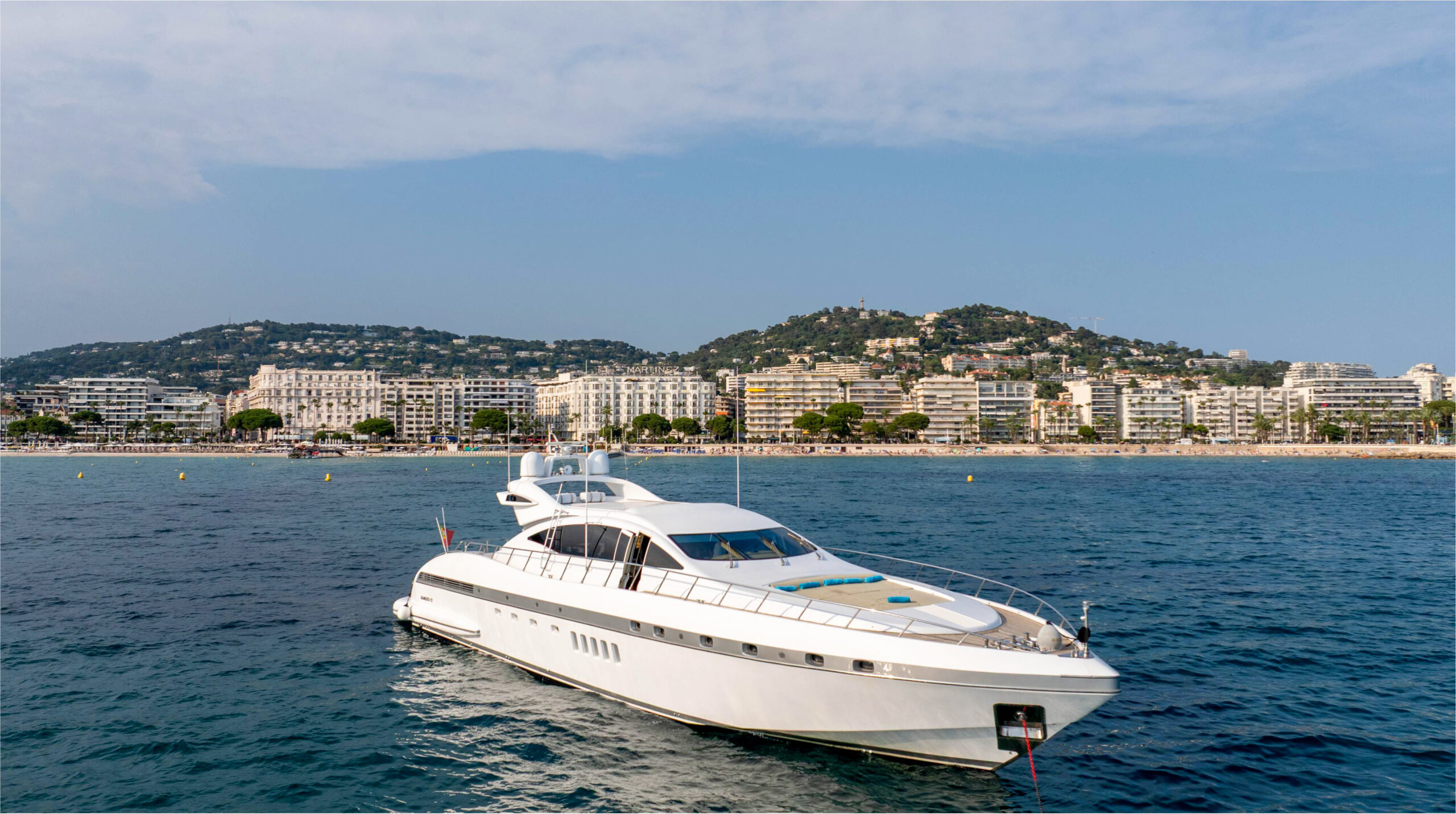2004 Overmarine Mangusta 92 a noleggio (photo 1)