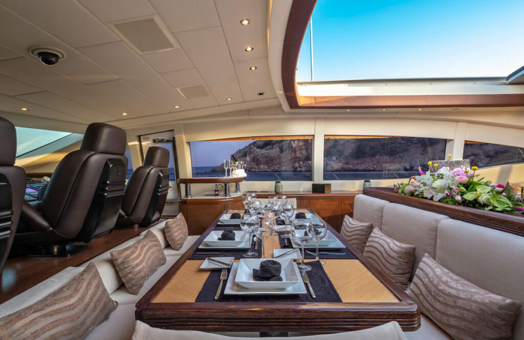 2004 Overmarine Mangusta 108 à louer (photo 23)
