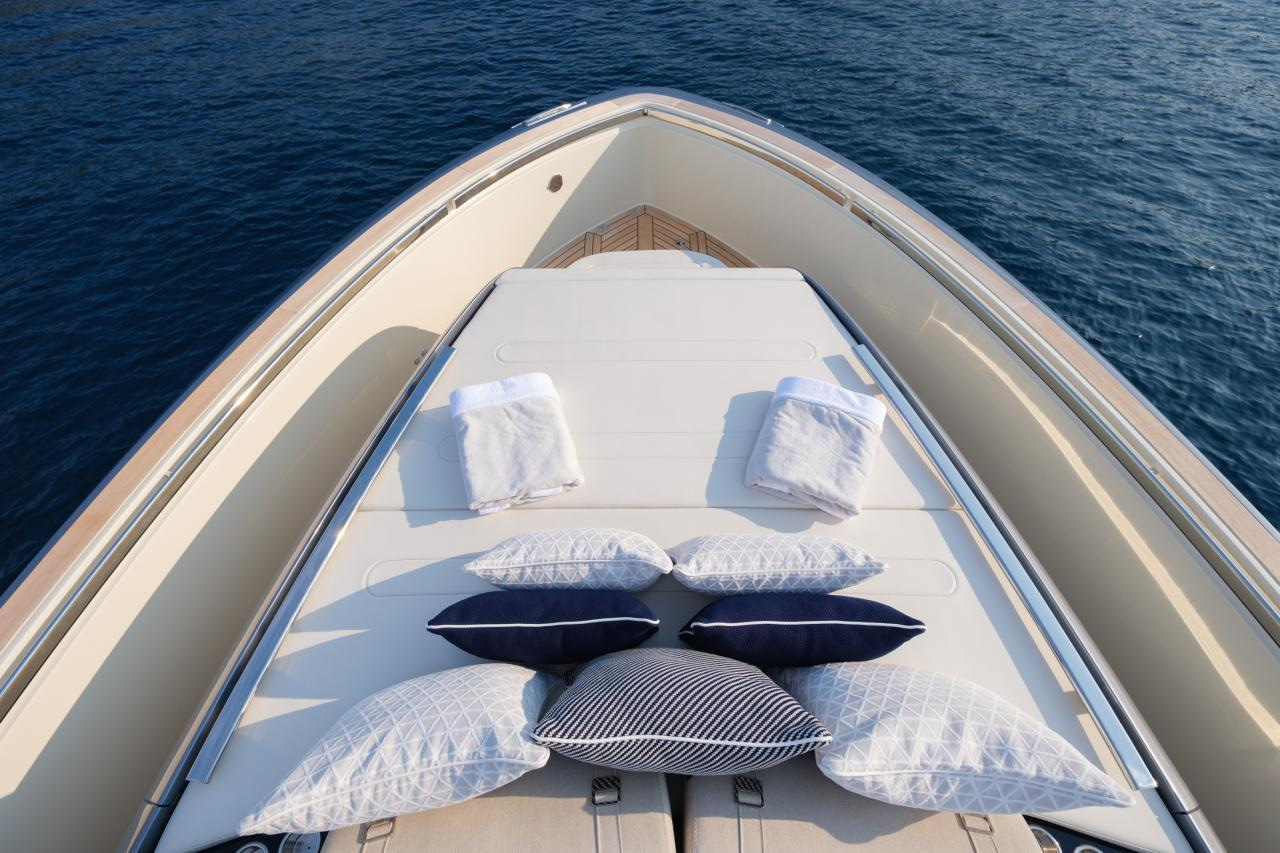 2023 Invictus Yacht TT460 zu chartern (photo 9)