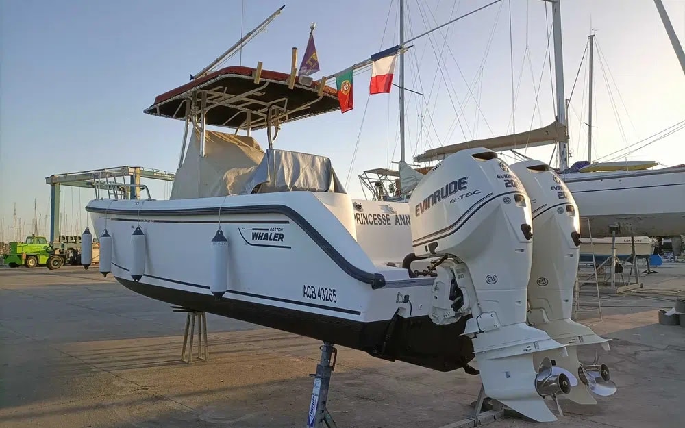 2001 Boston Whaler 26 Outrage for sale (photo 10)