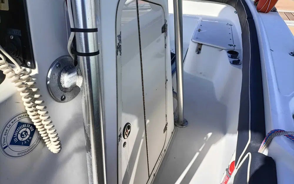 2001 Boston Whaler 26 Outrage for sale (photo 19)