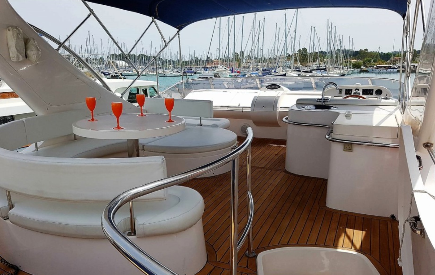 2010 Majesty Yachts 66 Flybridge à vendre (photo 8)