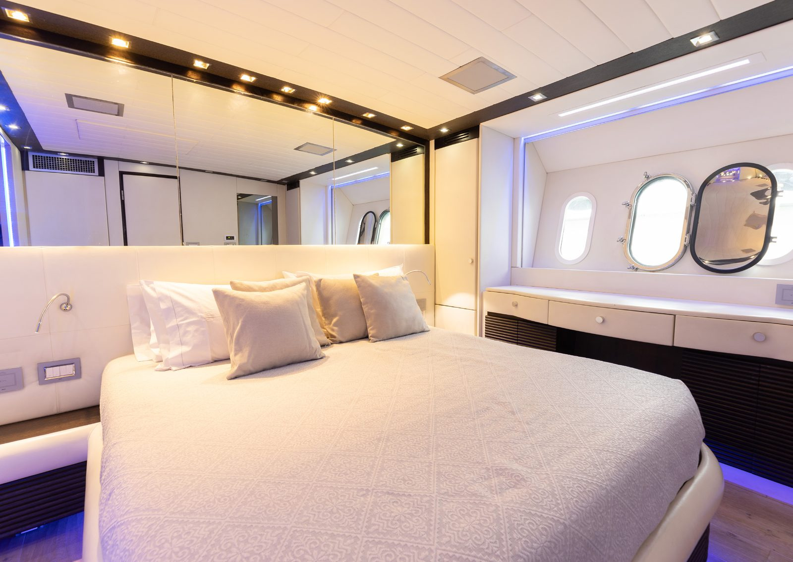 2010 Jaguar 76 à louer (photo 9)