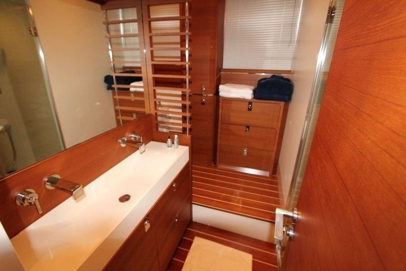 2010 Itama 75 for charter (photo 37)
