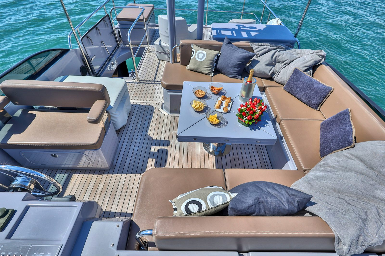 2017 Sundeck 550 for charter (photo 6)