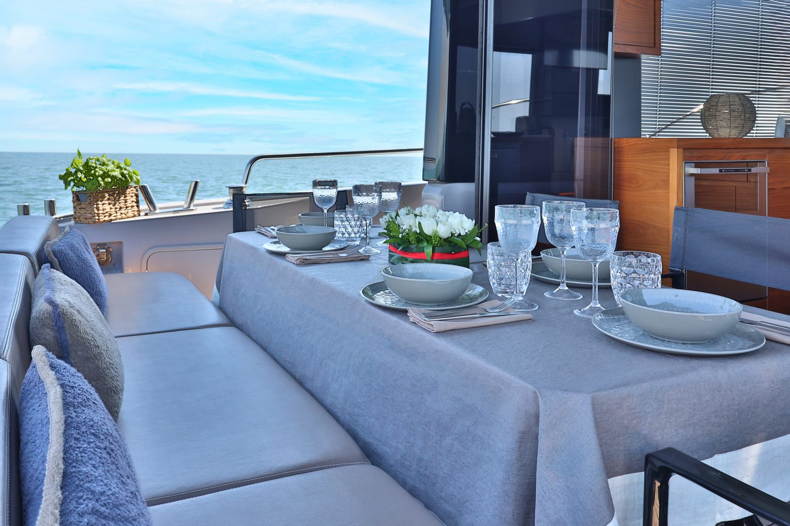 2017 Sundeck 550 for charter (photo 8)