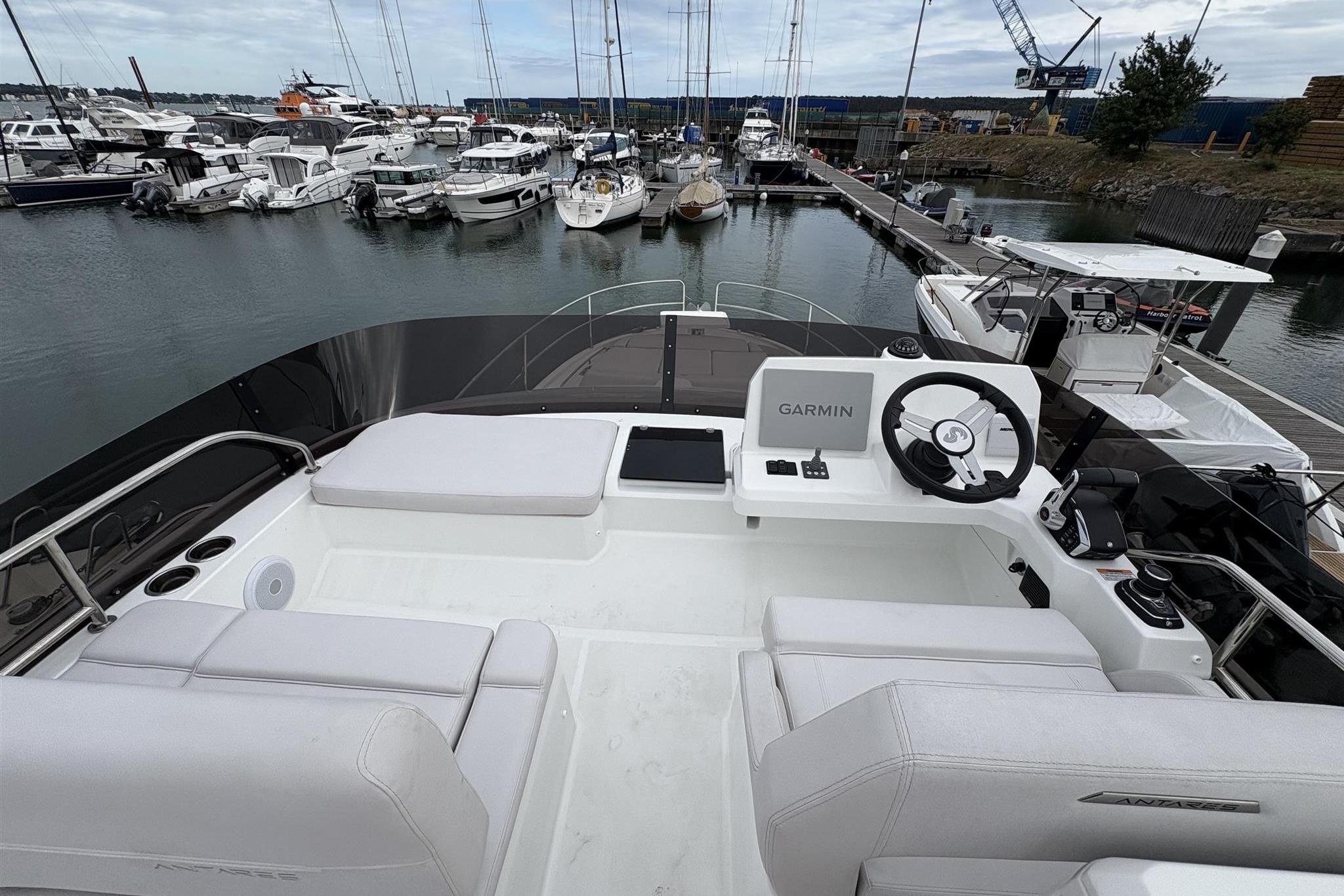 2025 Beneteau Antares 12 Flybridge for sale (photo 8)