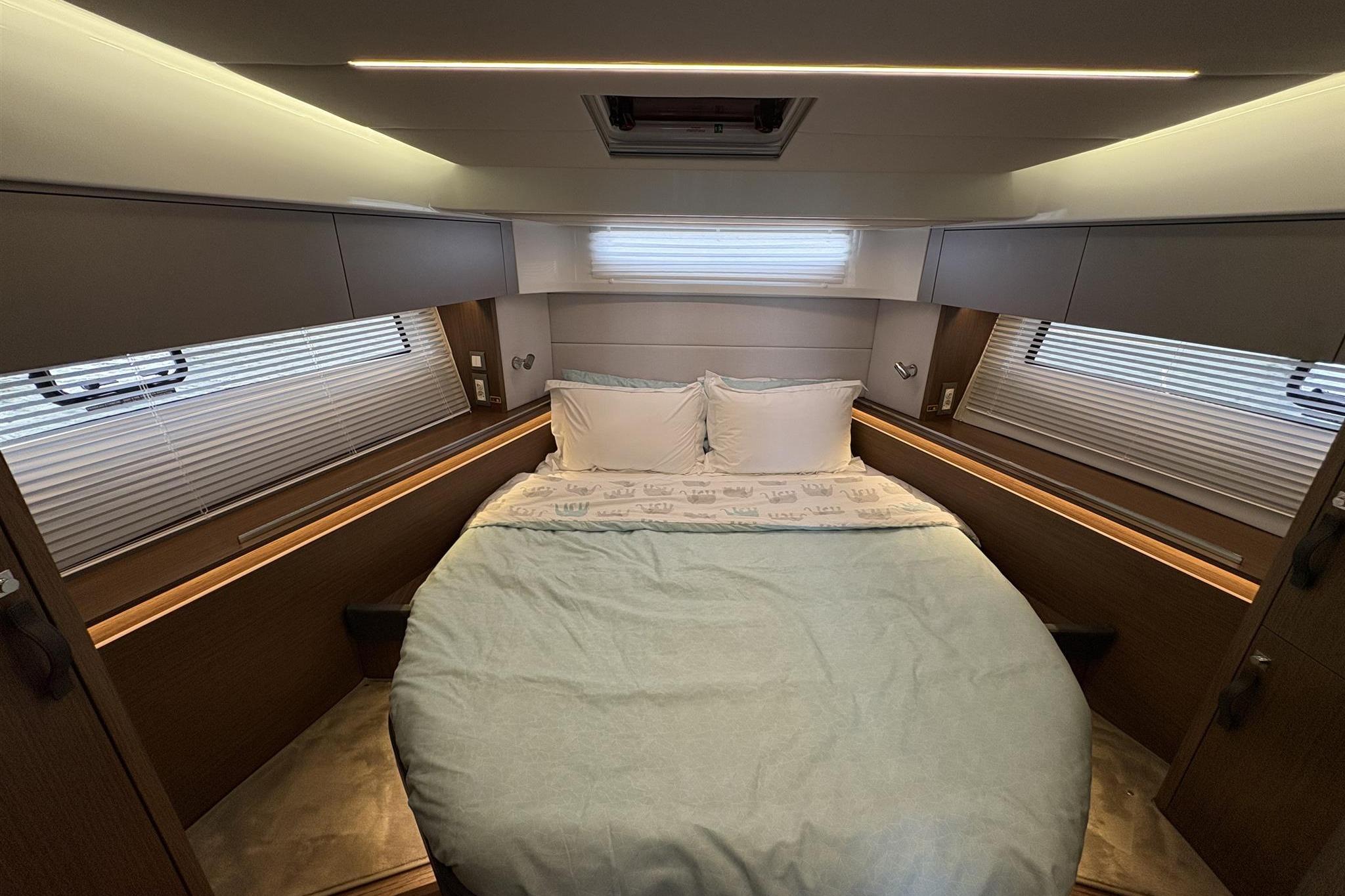 2025 Beneteau Antares 12 Flybridge for sale (photo 35)