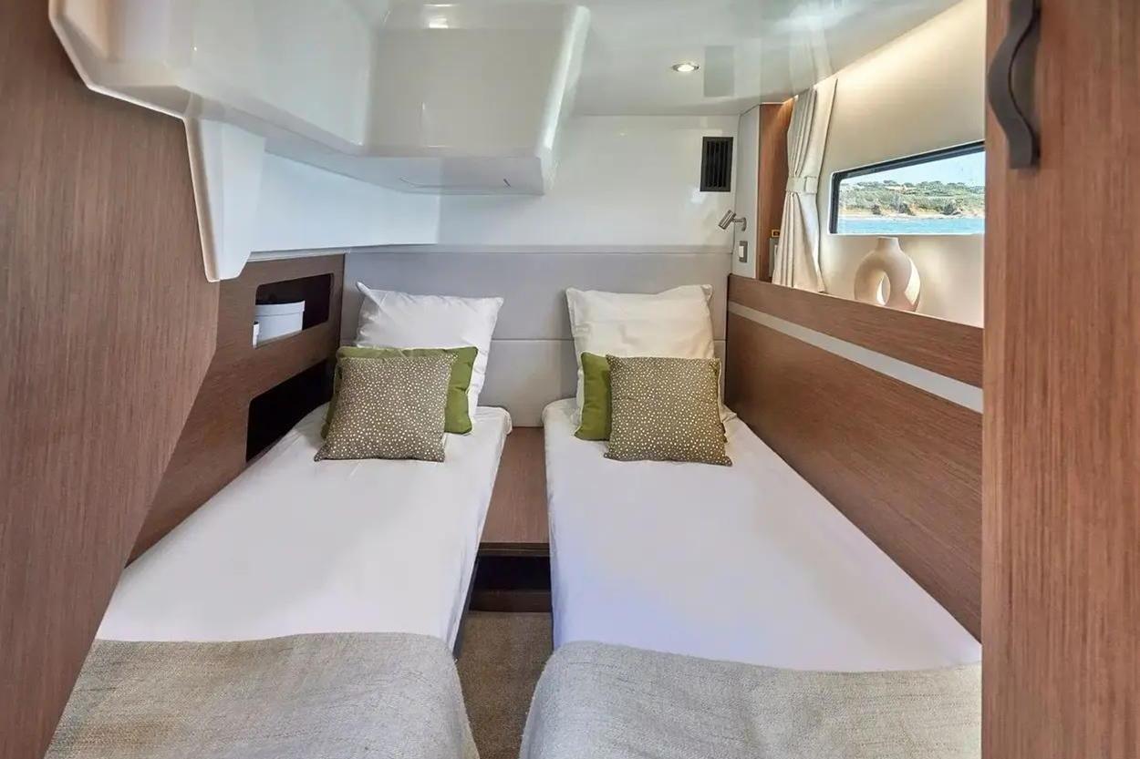 2025 Beneteau Antares 12 Flybridge for sale (photo 37)