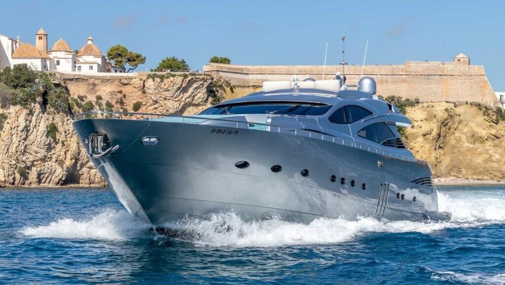 2018 Pershing 90 a noleggio (photo 3)