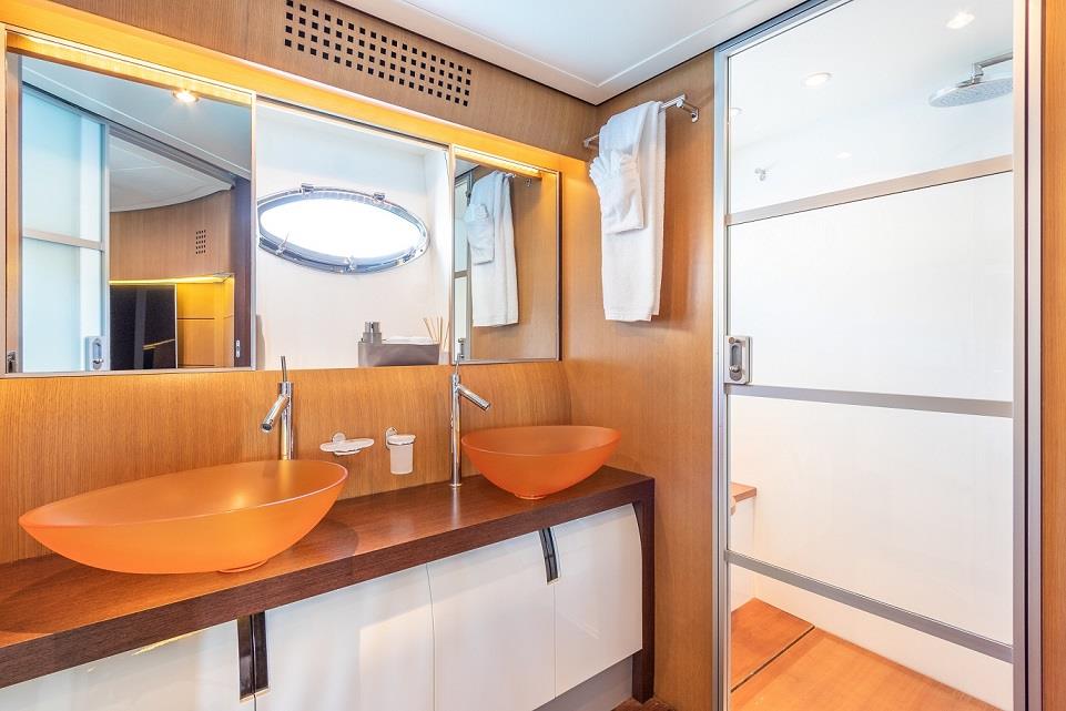 2018 Pershing 90 a noleggio (photo 16)