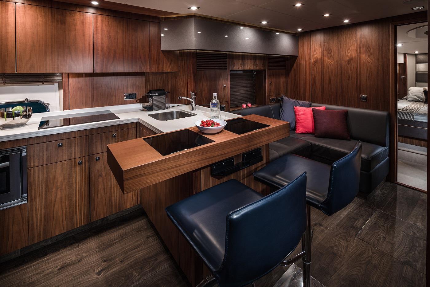2009 Sunseeker Predator 74 Blackjax a noleggio (photo 9)