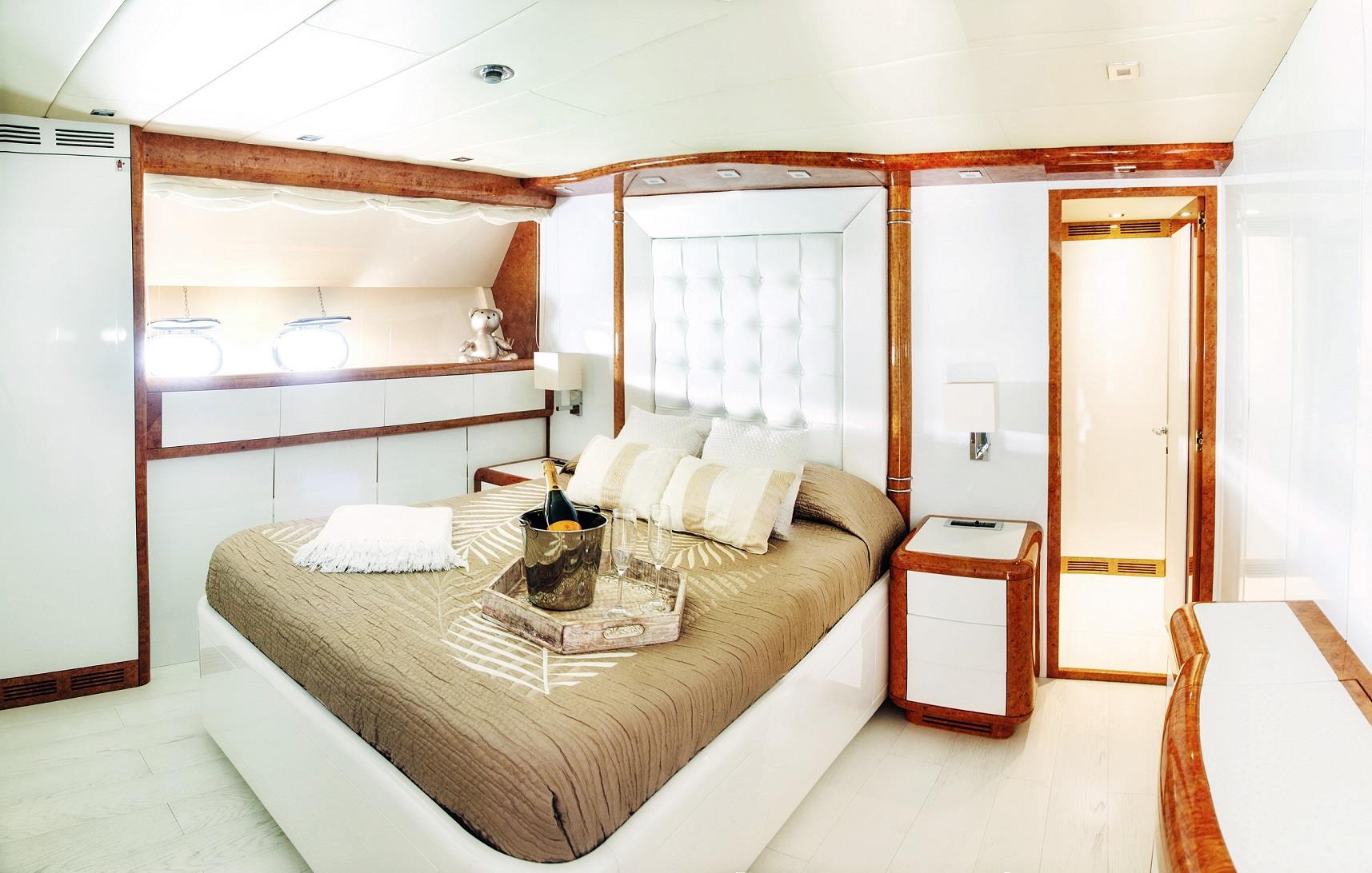 2003 Mangusta 108 a noleggio (photo 16)