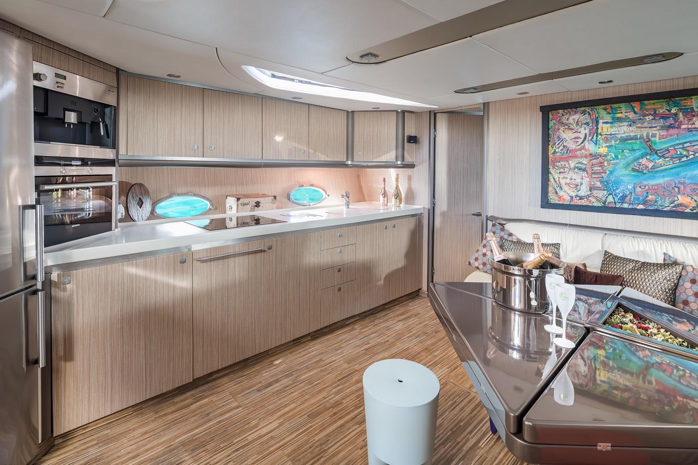 2005 Sunseeker Predator 68 te huur (photo 8)