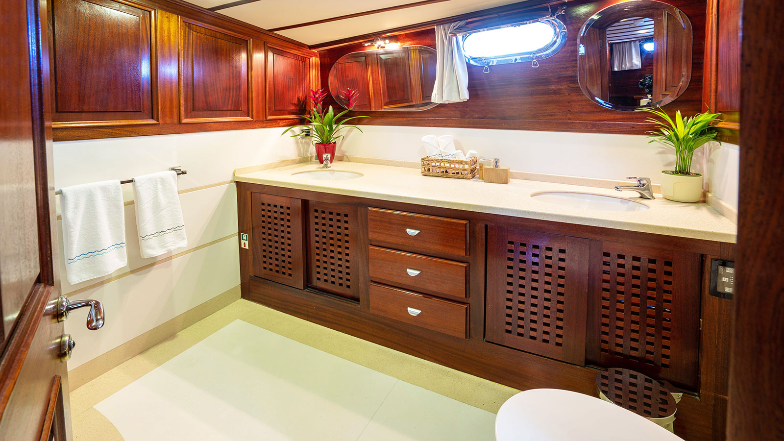 2006 Custom Built Elianora zu chartern (photo 16)
