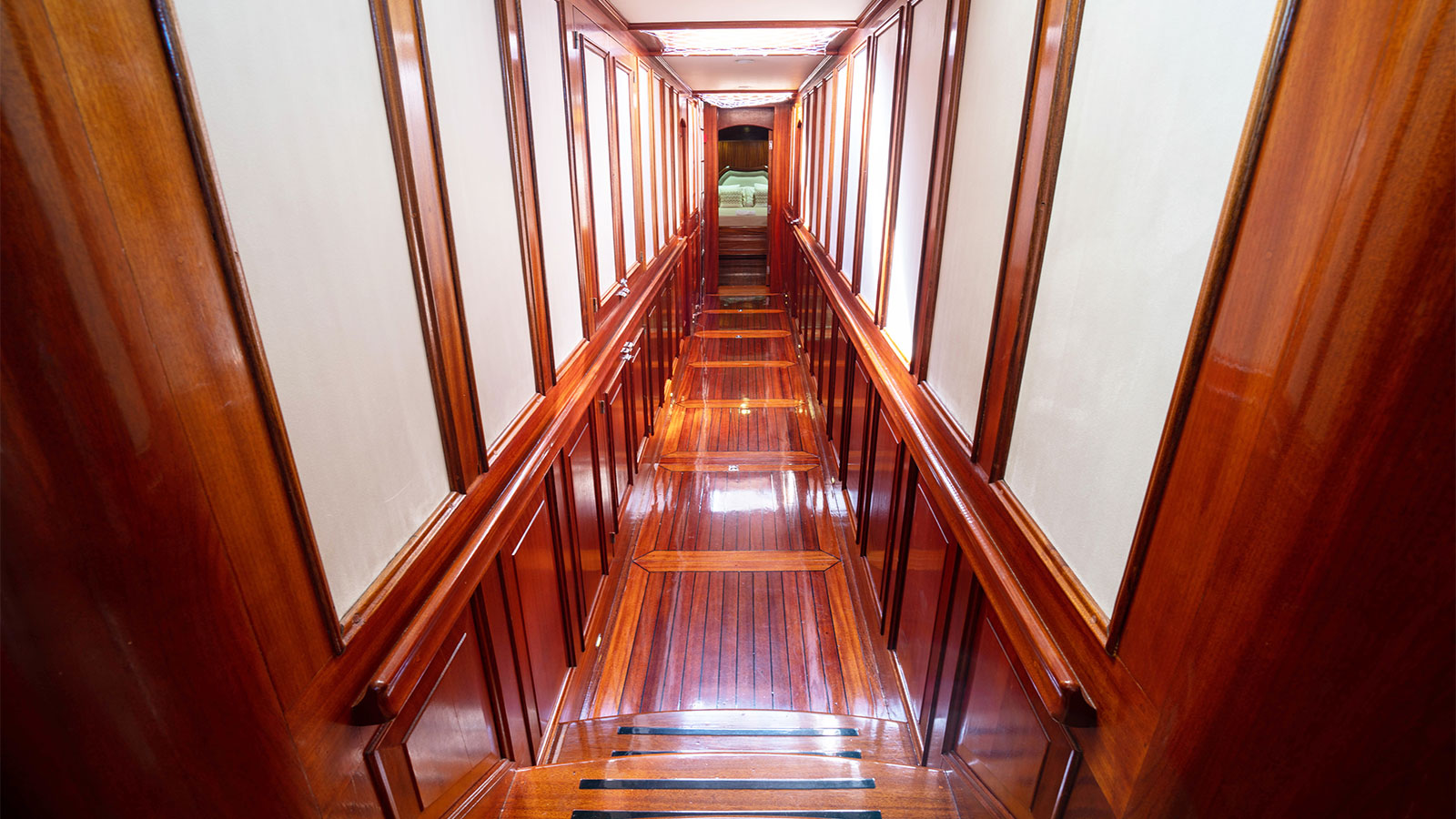 2006 Custom Built Elianora zu chartern (photo 18)