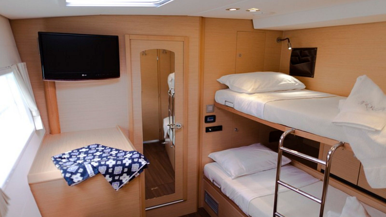 2011 Lagoon 620 for charter (photo 9)