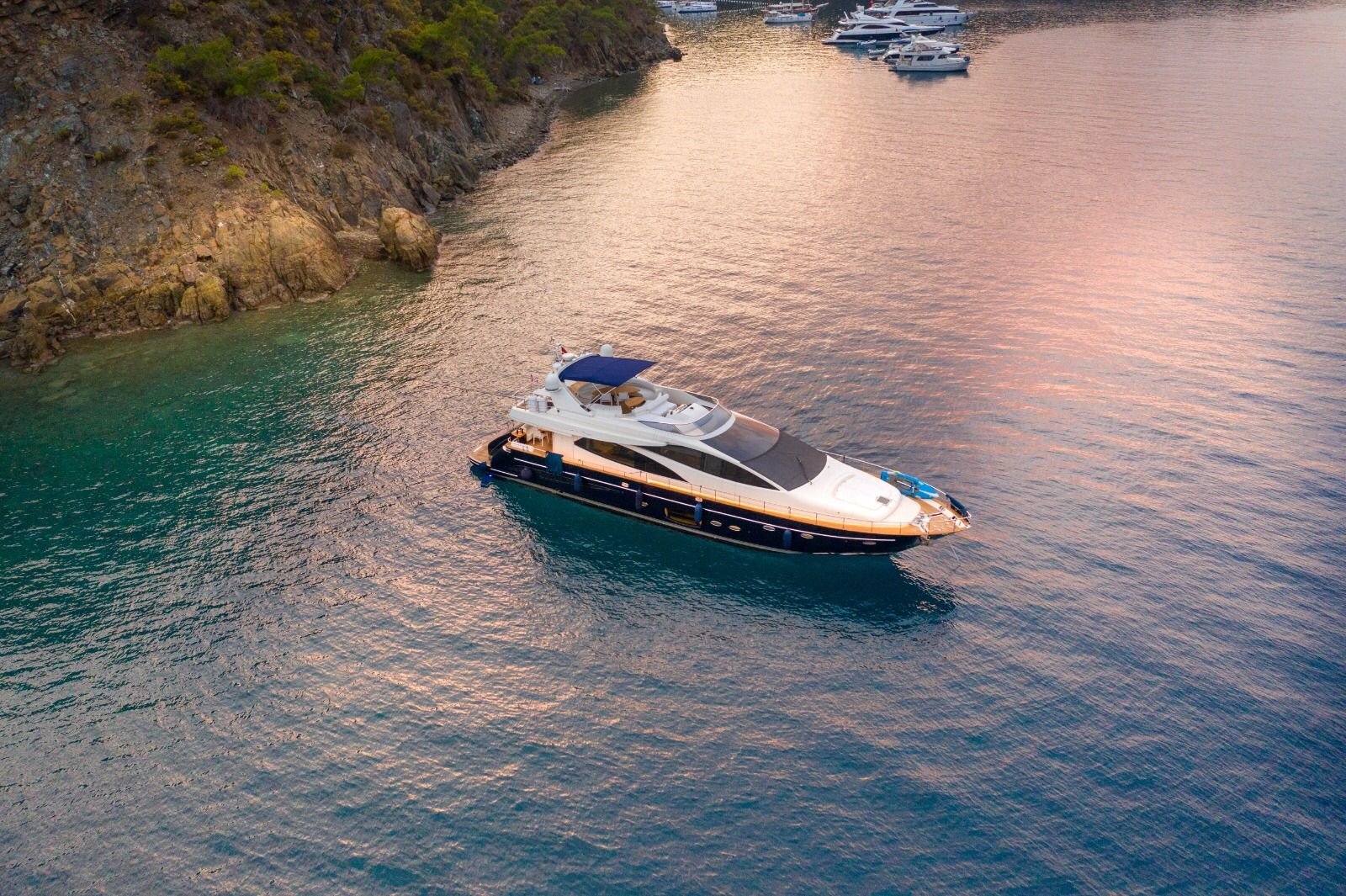 2025 Riva 85 à louer (photo 1)
