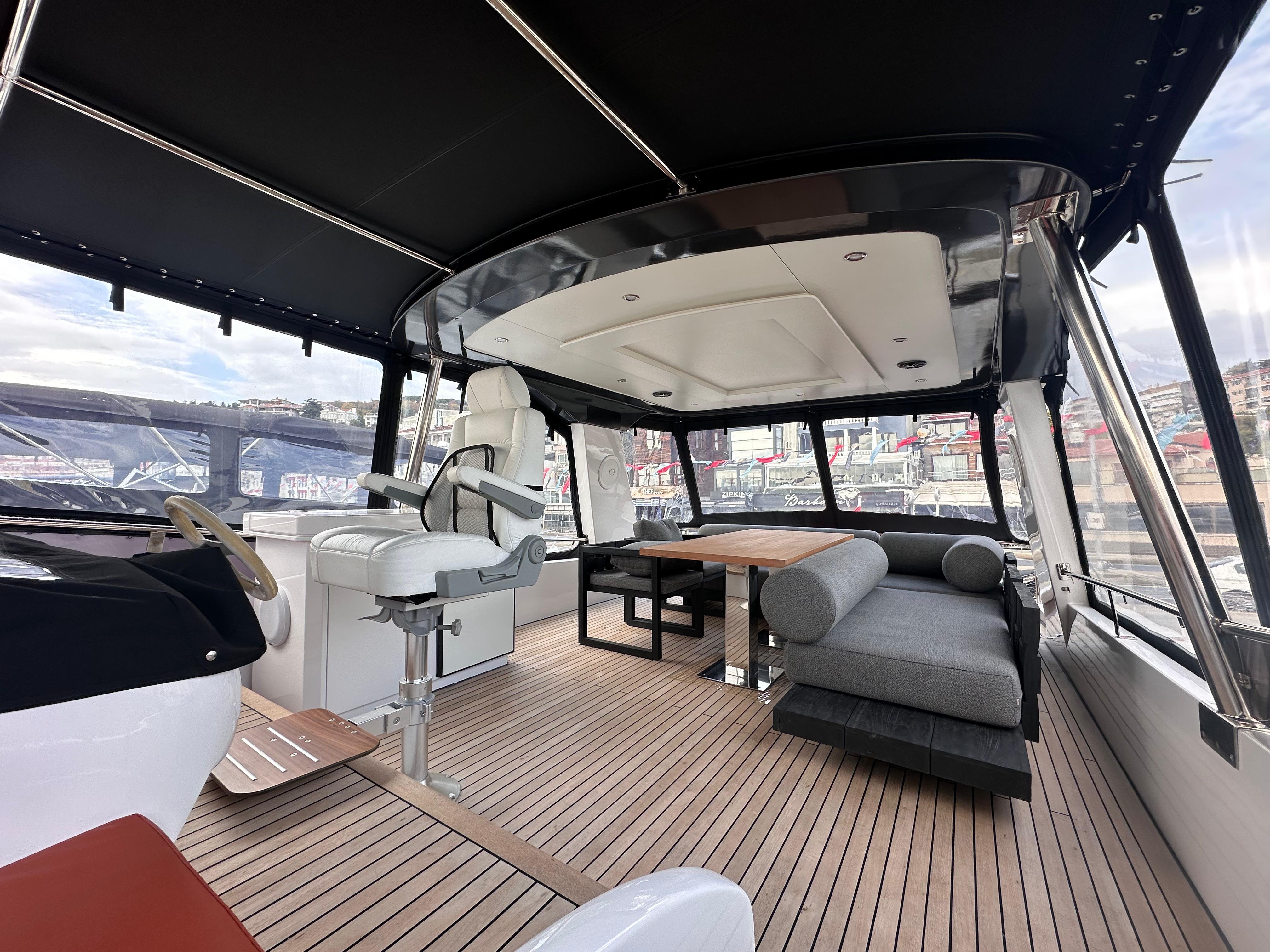 2025 CUSTOM 32 for charter (photo 16)