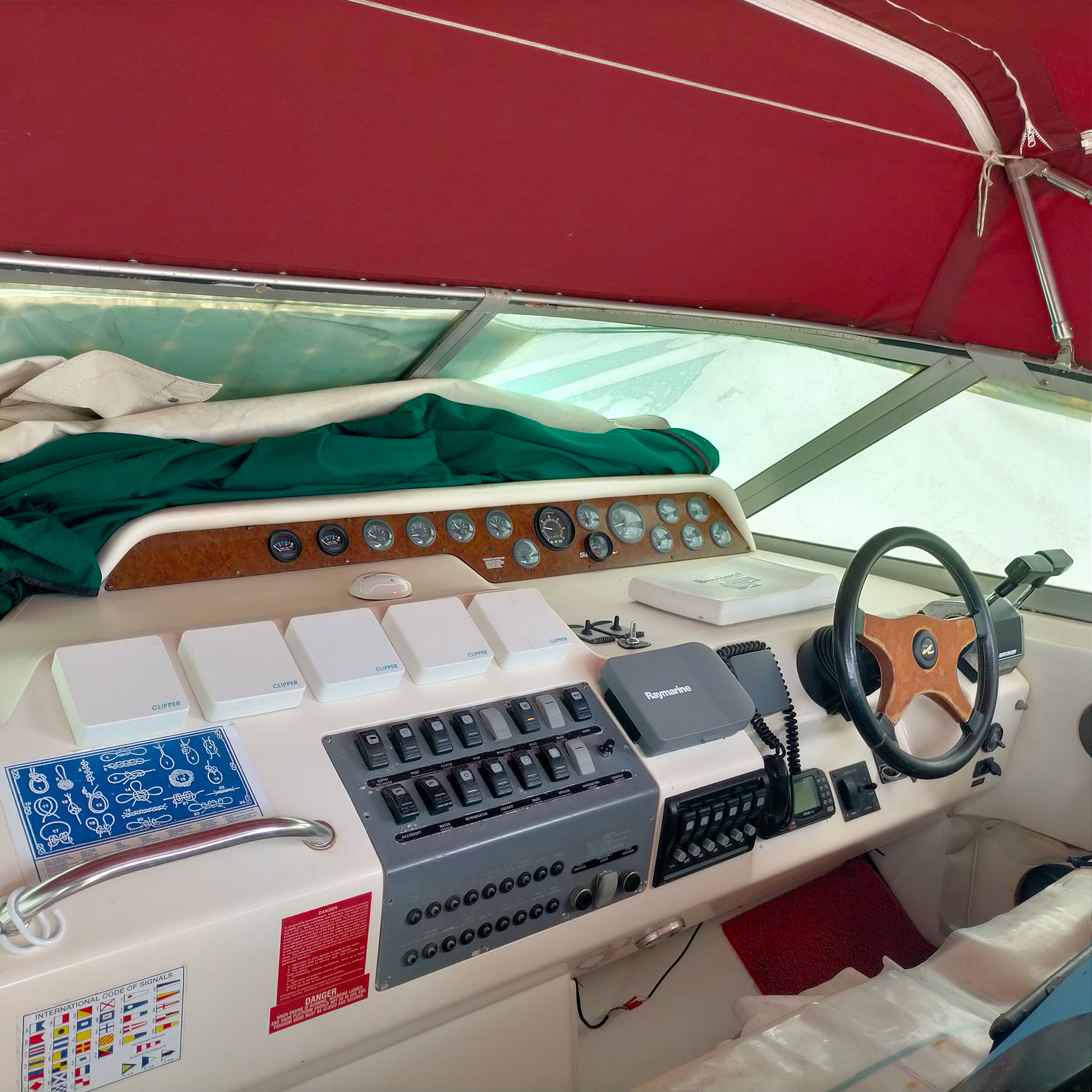 1995 Sea Ray Sundancer 300 for sale (photo 8)