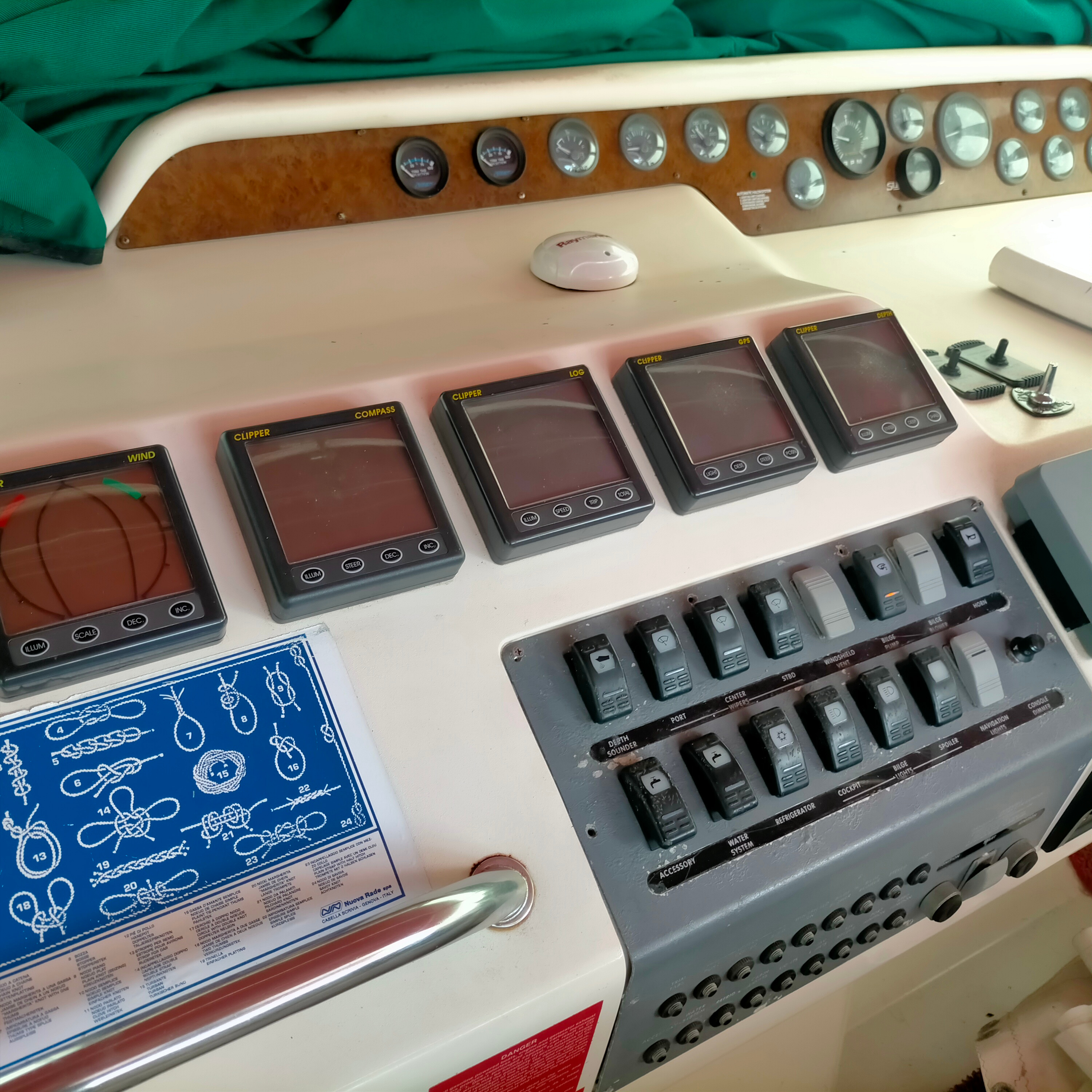 1995 Sea Ray Sundancer 300 for sale (photo 9)