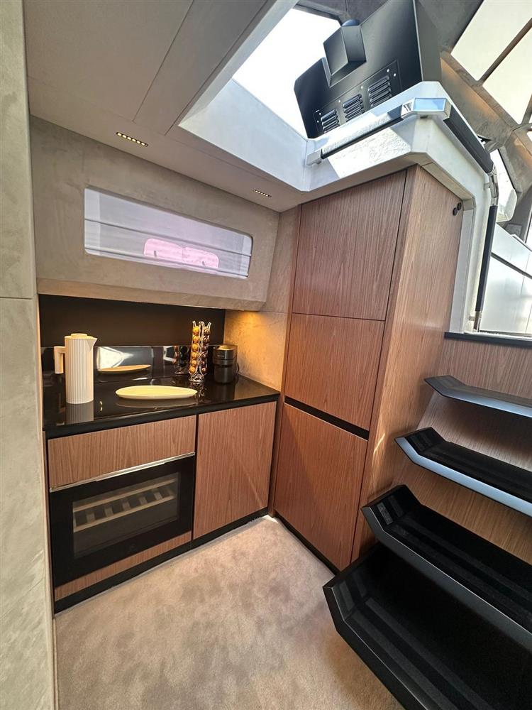 2025 Evo Yachts R6 + for sale (photo 4)