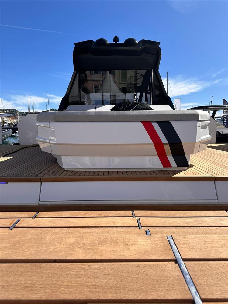 2025 Evo Yachts R6 + for sale (photo 9)